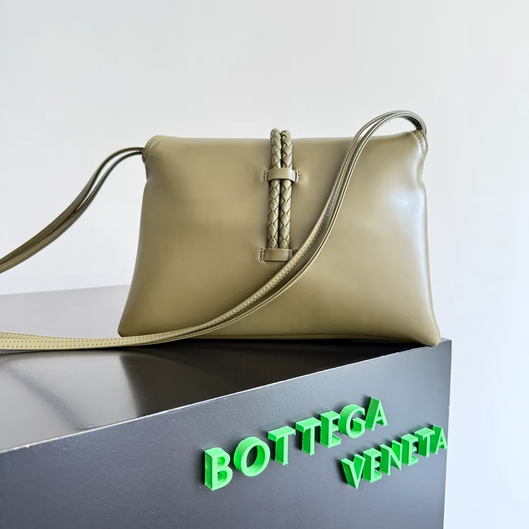 Batch 1520 Inspired by the 1970s, the Bottega Veneta women's logo shoulder bag has a smooth leather surface that brings a clean and handsome feel, just like the neatness and tenacity of a working woman. The front buckle has high-quality hardware pendant body, the overall retro elegance, and the excellent leather feels soft. This Bottega Veneta series can be described as beautiful, weakening the complexity of the outfit, not competing for it, and only using the best quality to interpret itself. Style number: 806030 (small size) Size: 27*16*6cm